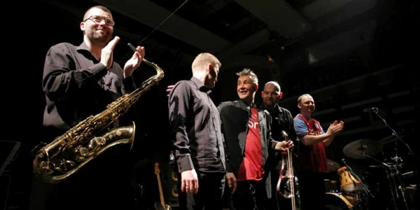 Nigel Kennedy și muzicienii polonezi au fost aplaudați la scenă deschisă