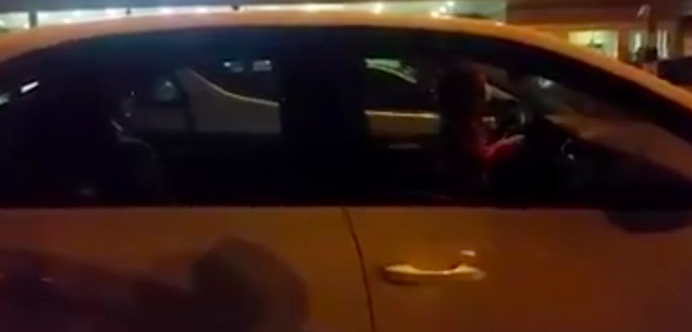 Copii lăsaţi singuri în maşină, în parcarea unui supermarket Sursa Facebook Mary Leonhards