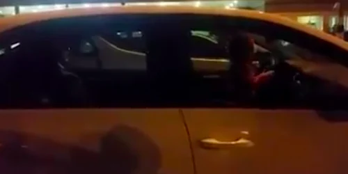 Copii lăsaţi singuri în maşină în parcare la supermarket Sursa Facebook Mary Leonhards