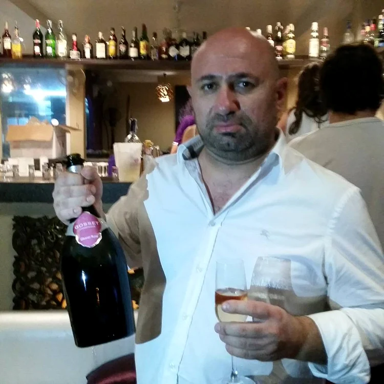 
    Pe Cătălin Scărlătescu, Revelionul l-a prin în Thailanda cu o sticlă de șampanie Gosset alături. Este cea mai veche casă de vinuri din regiunea Champagne, lansată în 1584  foto: arhiva personală  