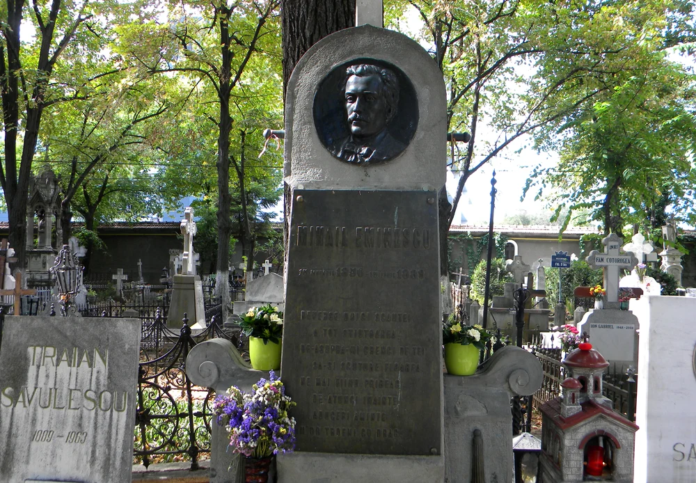 Mormântul lui Eminescu dimn Cimitirul Bellu