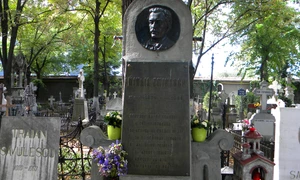 bucuresti romania cimitirul bellu ortodox mormantul lui mihai eminescu detaliu jpeg