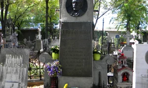 bucuresti romania cimitirul bellu ortodox mormantul lui mihai eminescu detaliu jpeg