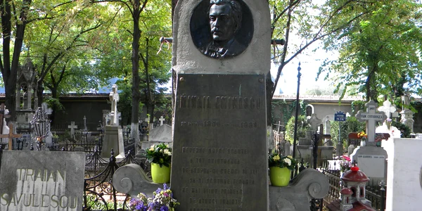 bucuresti romania cimitirul bellu ortodox mormantul lui mihai eminescu detaliu jpeg