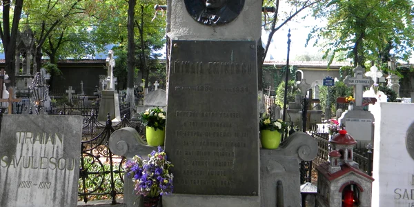 bucuresti romania cimitirul bellu ortodox mormantul lui mihai eminescu detaliu jpeg