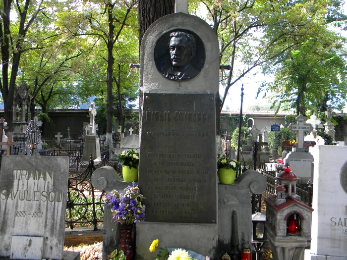 
    Monumentul poetului Mihail Eminescu de la Cimitirul Șerban Vodă (Bellu Ortodox)  