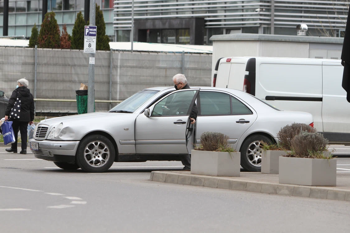 Narcisa spune că a găsit în faţa porţii un şarpe şi câteva obiecte pe care le folosesc oamenii cu dizabilităţi
