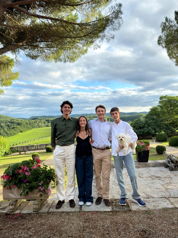 Contele Felix de Monpezat, cu Contele Nikolai, Contesa Athena și Contele Henrik la Château de Cayx. FOTO: Instagram