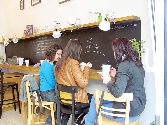 
    O porţie de pizdulice  de porc sau de vită,  respectiv 180 de grame  de carne şi un sos, costă  20 de lei la restaurantul  din localitatea Cristian  (FOTOGRAFII: RAMONA GĂINĂ)  