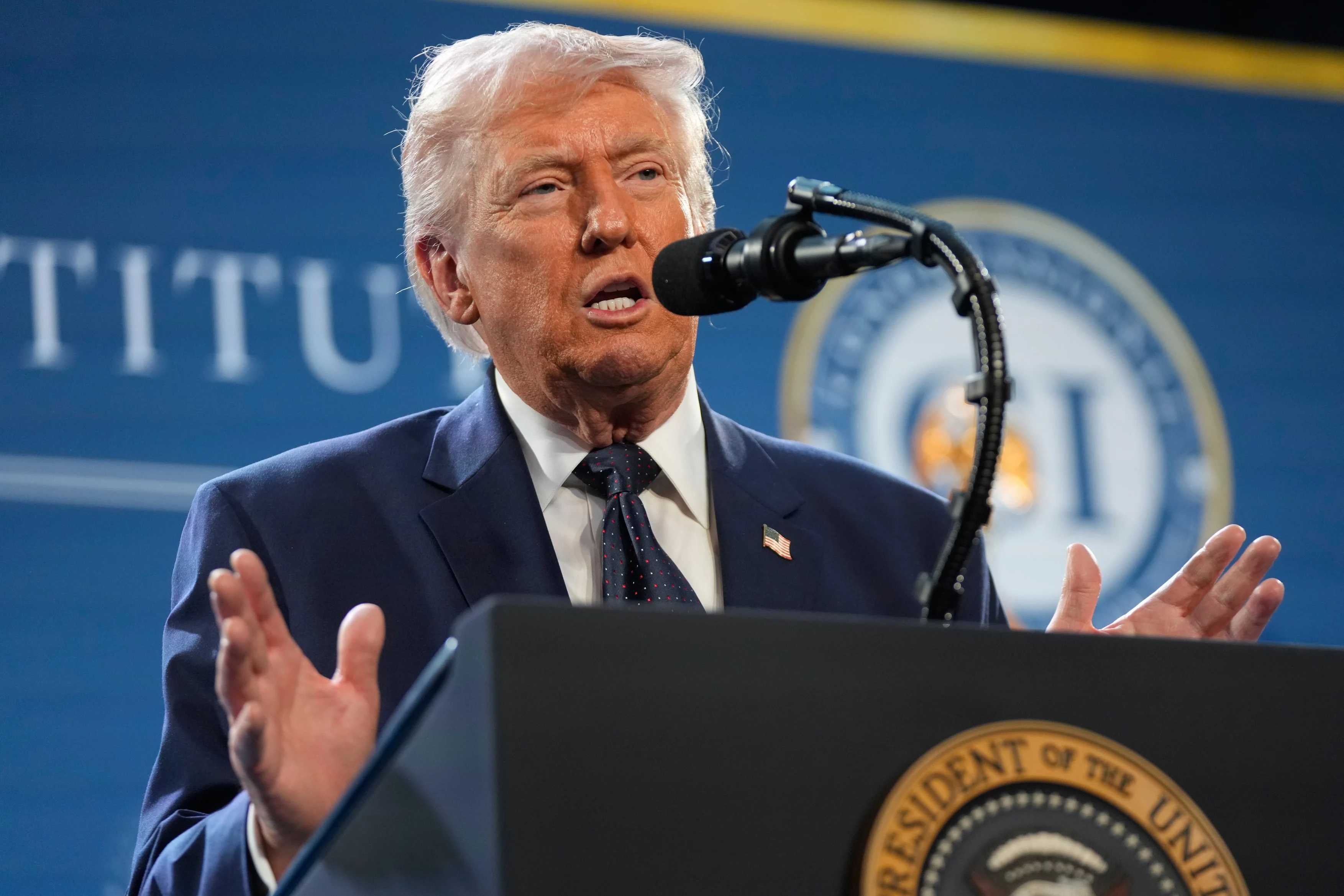 Trump ia în calcul ridicarea sancțiunilor asupra Rusiei, printre alte măsuri, pentru a scade prețul petrolului