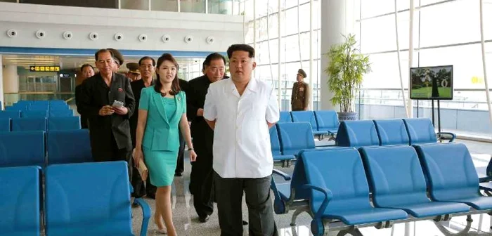 Liderul suprem nord-coreean, Kim Jong-un, însoţit de soţia sa la inaugurarea Terminalului 2 FOTO AFP