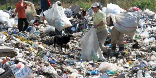 La groapa de gunoi singurii reciclatori sunt ţiganii