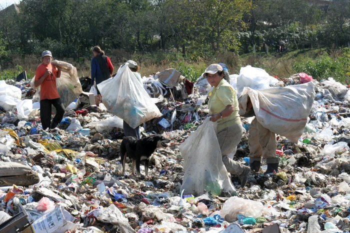 La groapa de gunoi singurii reciclatori sunt ţiganii