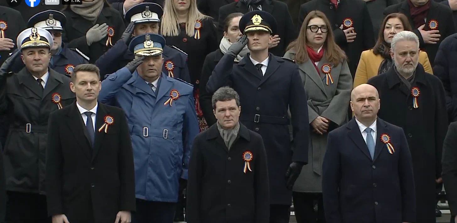Parada militară de 1 Decembrie de la Arcul de Triumf: Nicușor Dan a salutat tribuna oficială și a făcut poze cu militarii