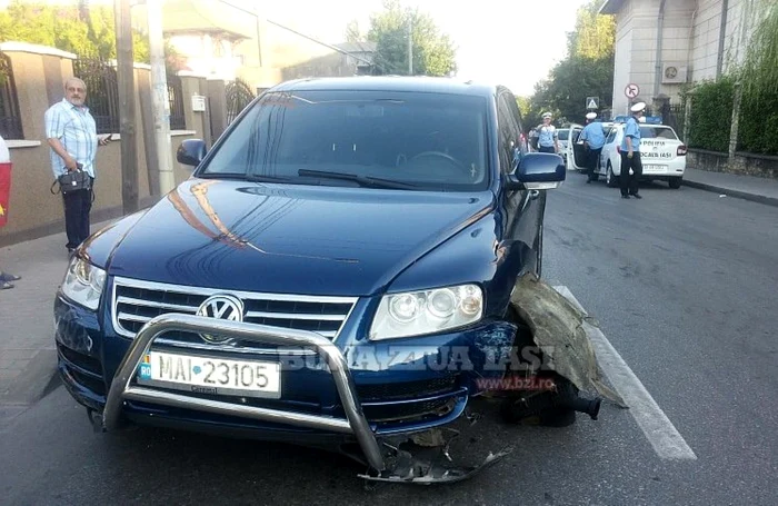 Prefectul de Iaşi, Romeo Olteanu (stânga), alături de maşina de serviciu a Prefecturii, un Volkswagen Touareg FOTO bzi.ro