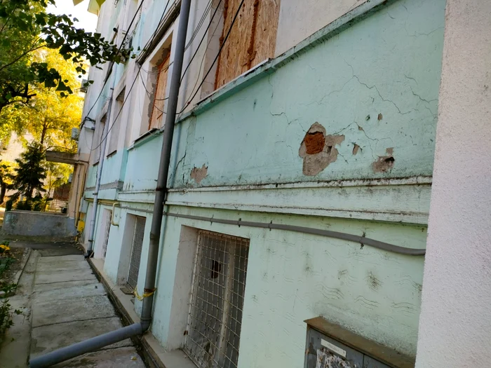 Blocul trebuie consolidat din temelii FOTO: C.Mazilu