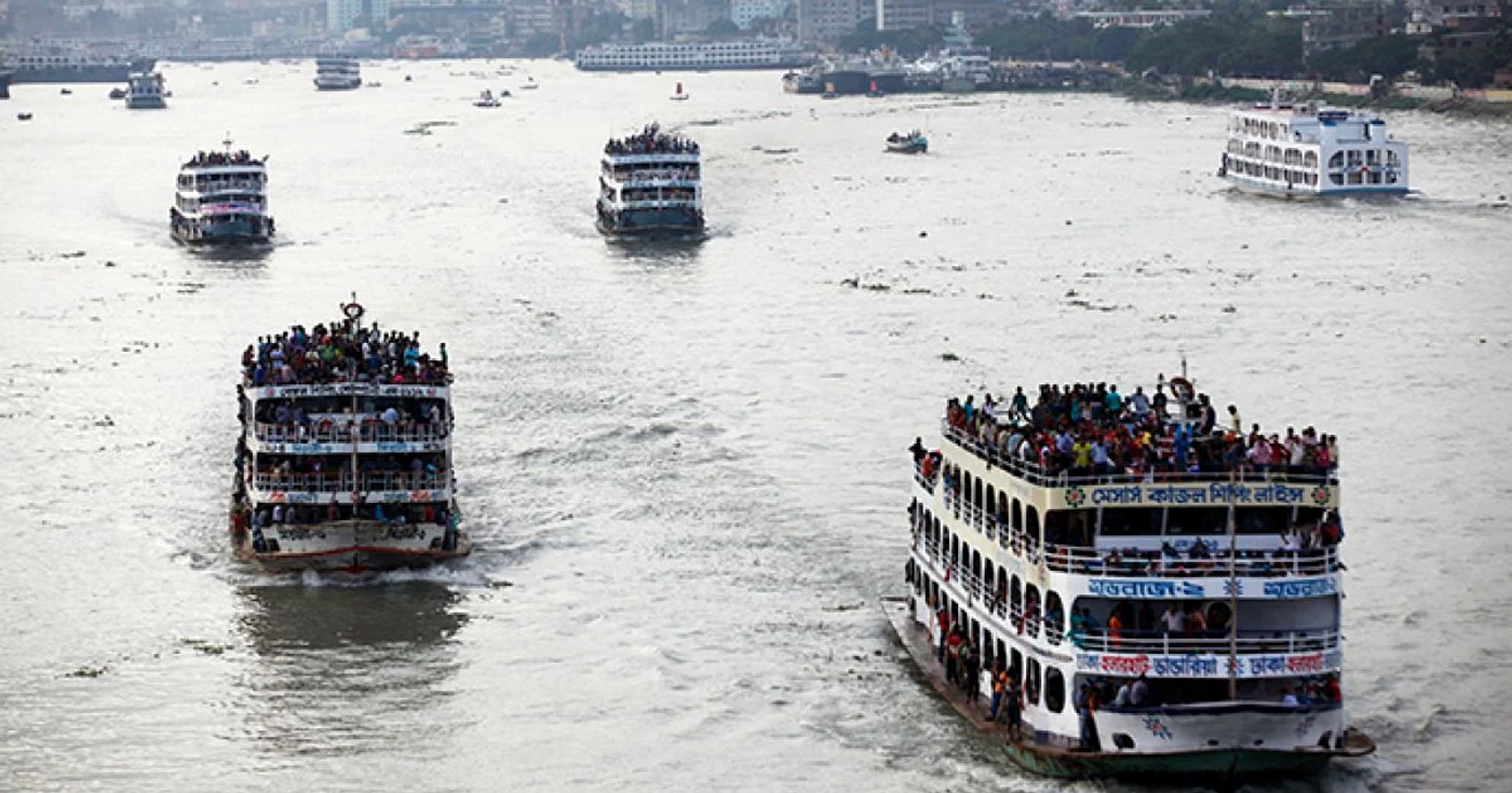 Feriboturile supraîncărcate sunt o situaţie la ordinea zilei pe râul Padma din Bangladesh FOTO RT