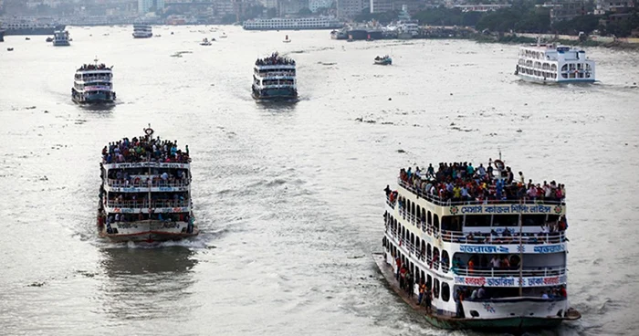 Feriboturile supraîncărcate sunt o situaţie la ordinea zilei pe râul Padma din Bangladesh FOTO RT