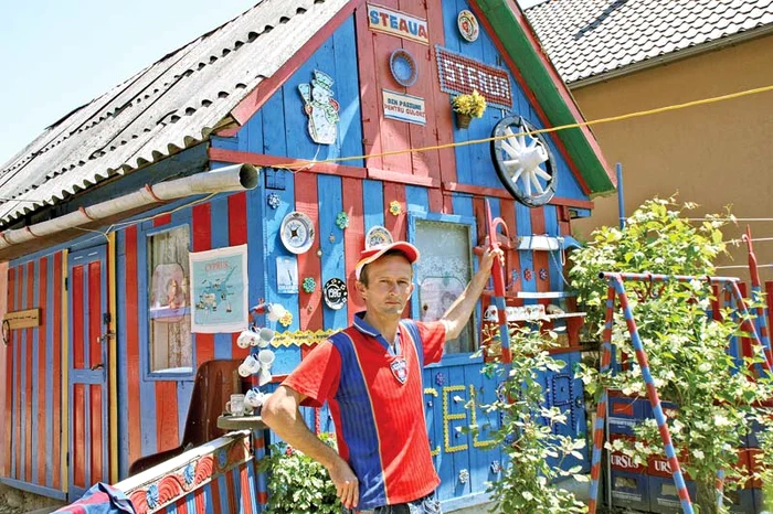Florin Hognogiu, în faţa casei pe care a decorat-o cu simbolurile Stelei
