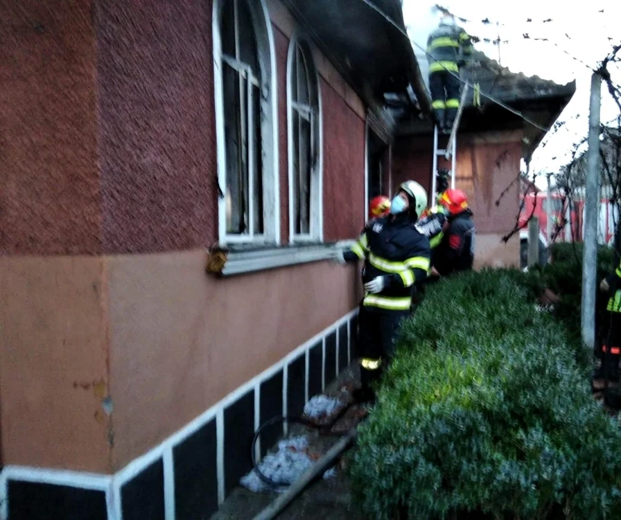 Casa a ars în urma unei explozii. FOTO: ISU Cluj