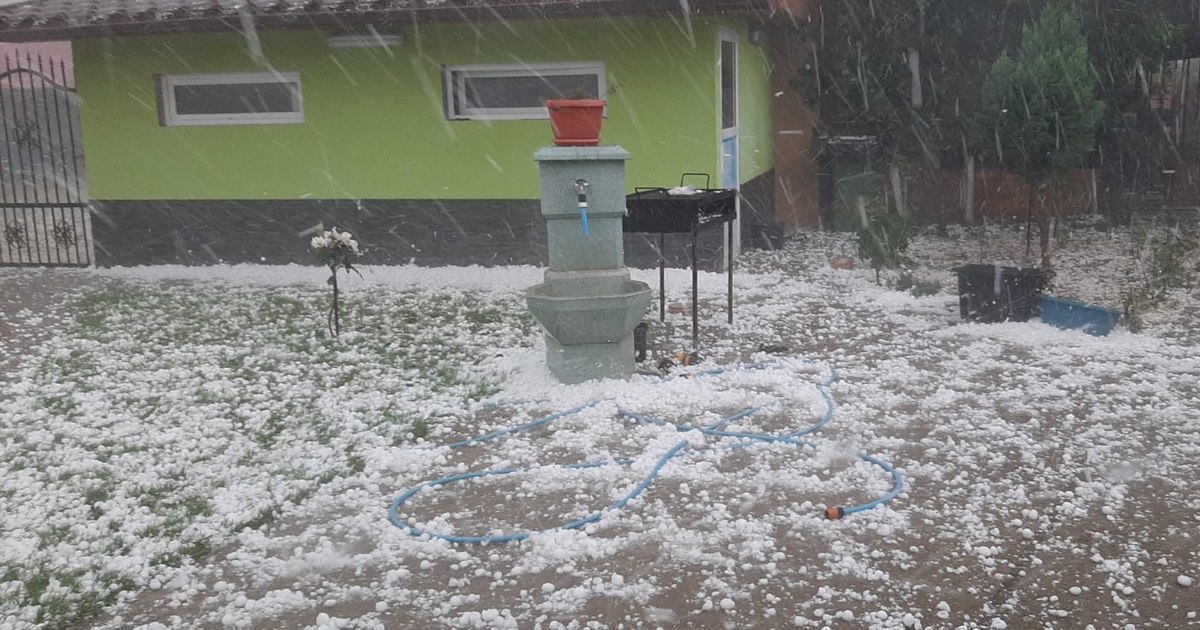 România, lovită de vijelii și grindină. Cod galben de vânt până miercuri seară în 21 de judeţe şi în Capitală