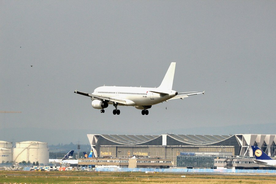 Un pilot fără calificare a zburat luni de zile cu pasageri prin Europa după ce și-a falsificat certificatele