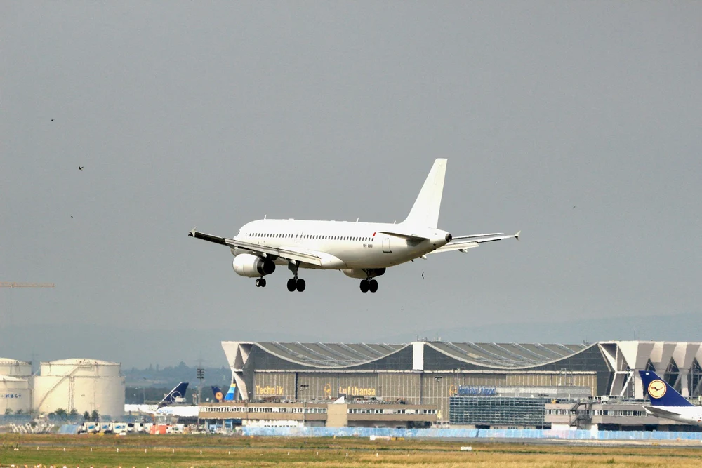 Un pilot fără calificare a zburat luni de zile cu pasageri prin Europa după ce și-a falsificat certificatele