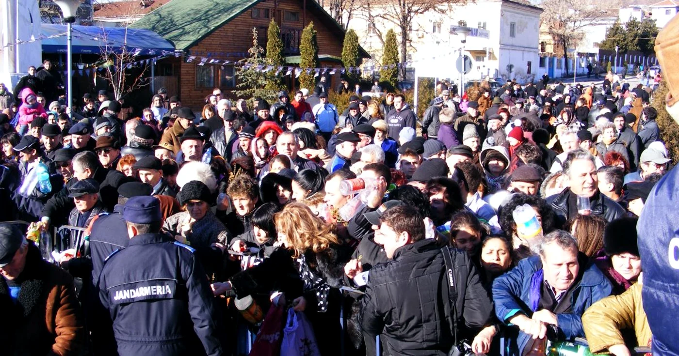 Severinenii s-au înghesuit la aghiasmă FOTO Corina Macavei