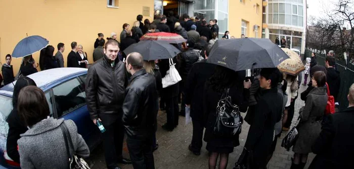 Candidaţii au aşteptat la coadă înainte de a fi testaţi