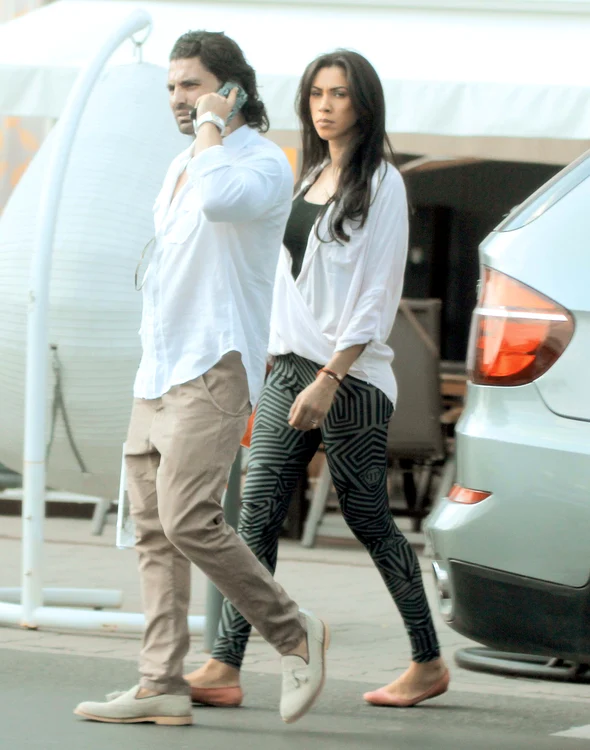 Pepe şi Raluca poartă amândoi câte o cămaşă albă, largăFoto: Caps