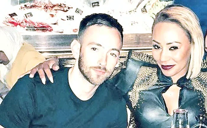 Vedeta a început să iasă cu iubitul în public