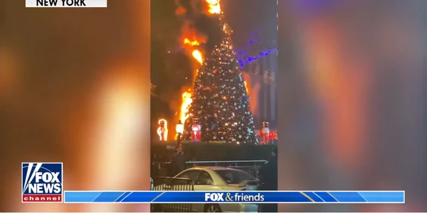 bradul de Crăciun din faţa Fox news in flacari - Fox News
