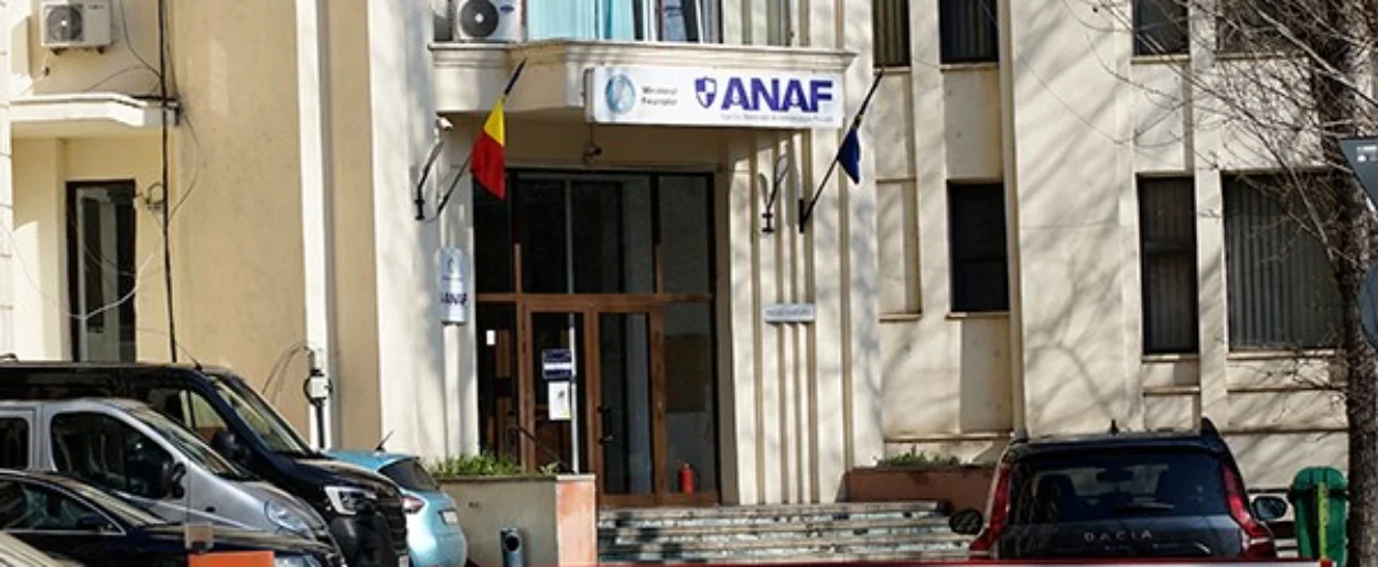 Zeci de funcționari ai ANAF și ai Ministerului Finanțelor, angajați sau promovați pe baza unor diplome false, emise de universități-fantomă