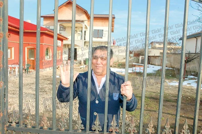 Viorel Motoi respectă cu sfinţenie obligaţiile impuse, altfel se întorce după gratii (Fotografii: Roberto Sălceanu)