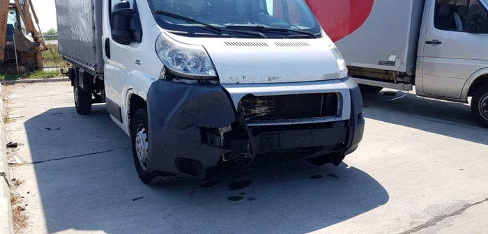 Camioneta care a lovit ursul pe autostradă