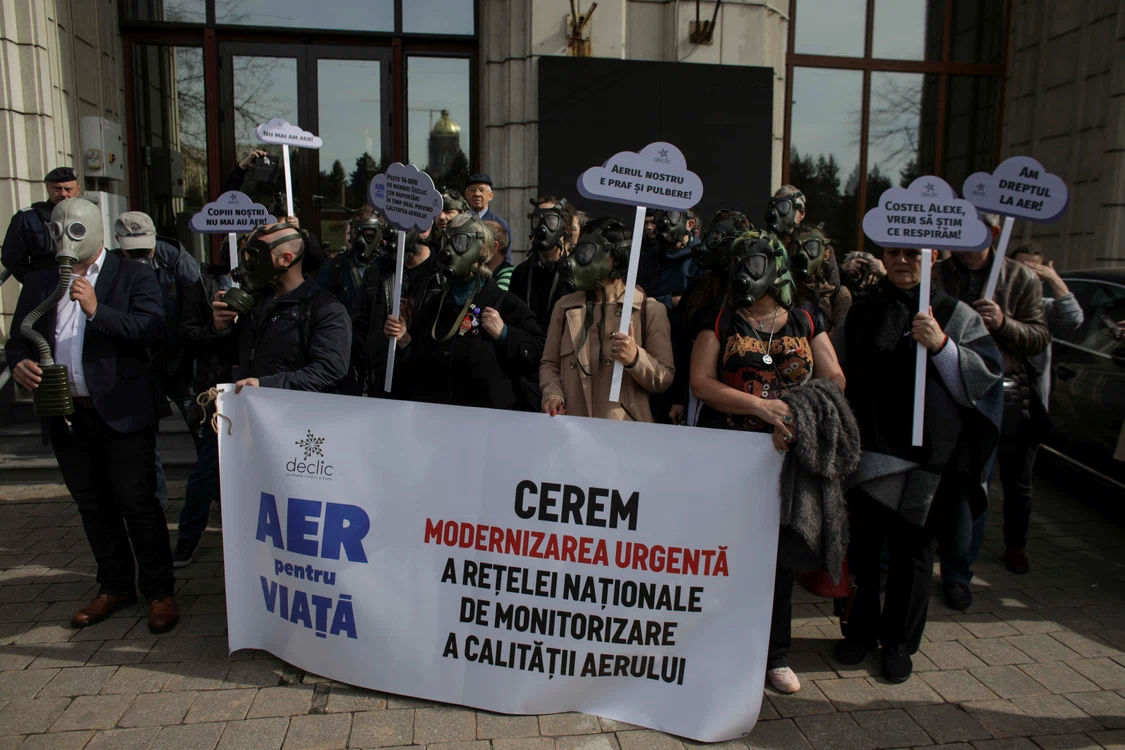 Câteva zeci de persoane au protestat, miercuri, în faţa Ministerului Mediului, unele purtând măşti de gaze, pentru a atrage atenţia asupra poluării din Capitală