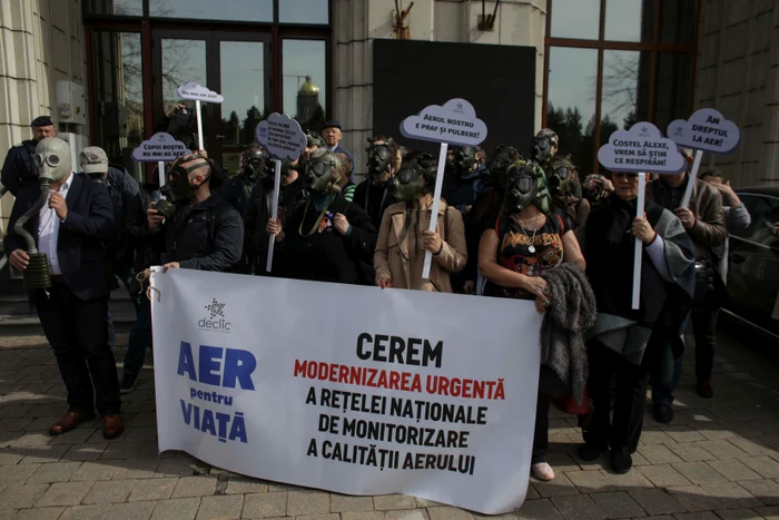 Câteva zeci de persoane au protestat, miercuri, în faţa Ministerului Mediului, unele purtând măşti de gaze, pentru a atrage atenţia asupra poluării din Capitală