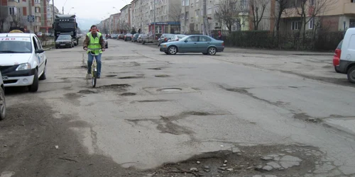 Strada Grănicerilor este împânzită pe toată lungimea şi lăţimea ei de gropi.