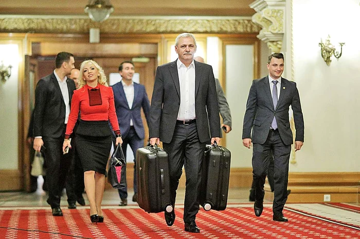 Dragnea a venit la Parlament cu două geamantane