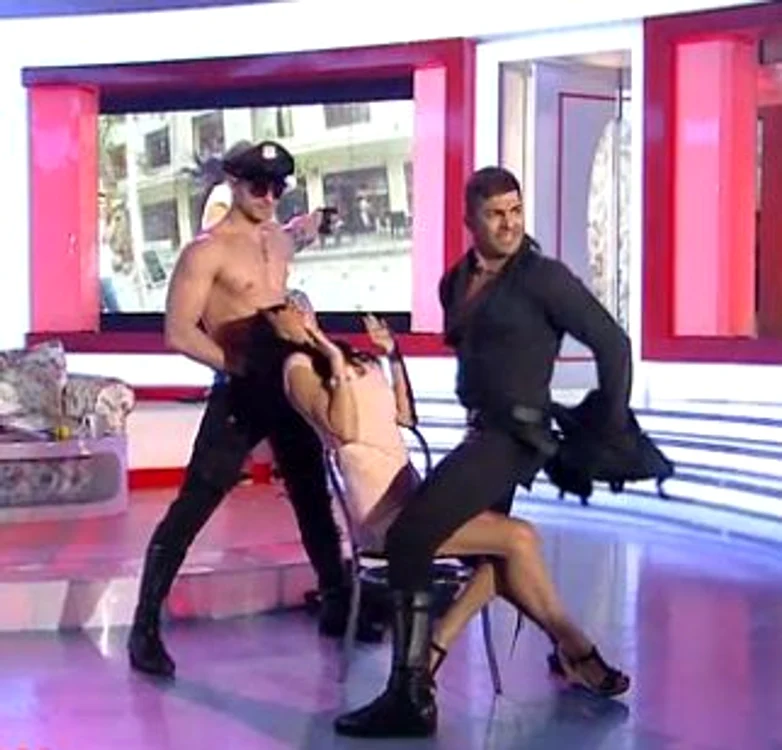 Doi dintre dansatori au încălecat-o pe vedetă şi i-au dansat în poală (captură: PRO TV)