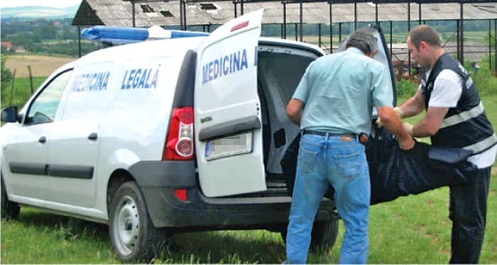 
    Trupul copilului a fost  ridicat de medicii legişti  