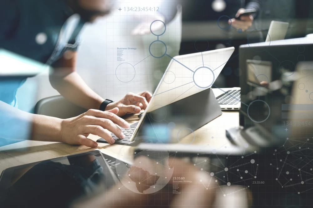 Rețeta digitalizării românești: open source, centralizare și salarii corecte