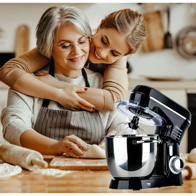 Robot de bucătărie Starcrest SKM-1300BK folosit într-o bucătărie modernă Foto eMAG