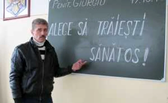 Adrian Emil(51 ani), închis pe viaţă, îi îndeamnă pe deţinuţi să trăiască sănătos