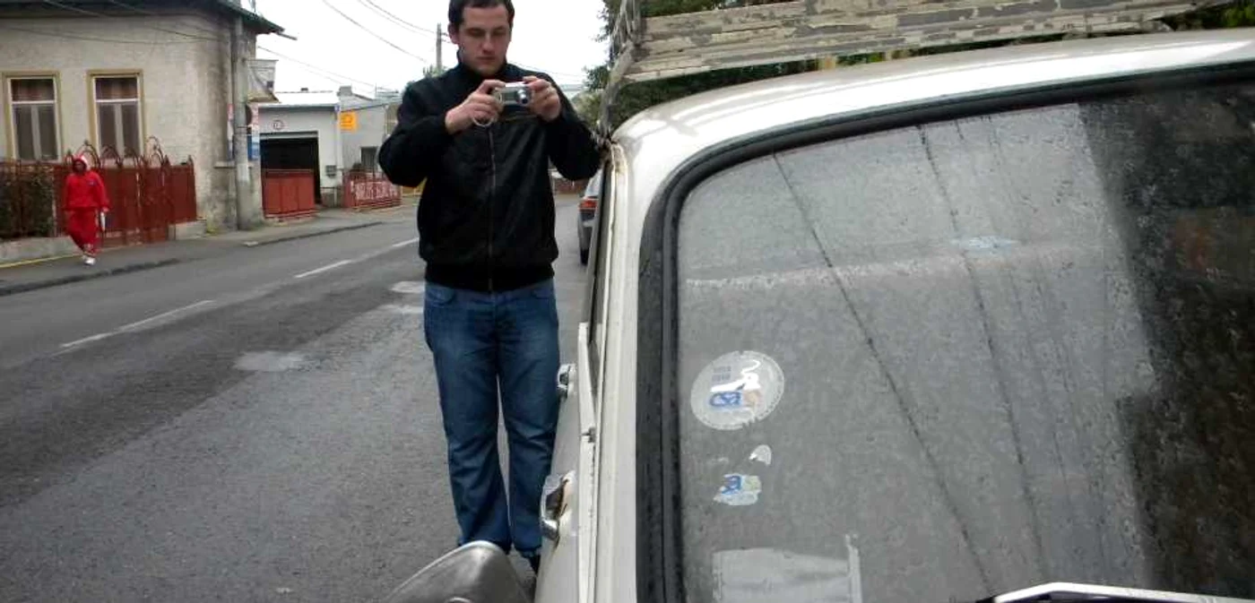 Alexandru fotografiază rablele din Ploieşti