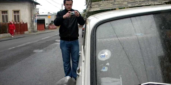 Alexandru fotografiază rablele din Ploieşti