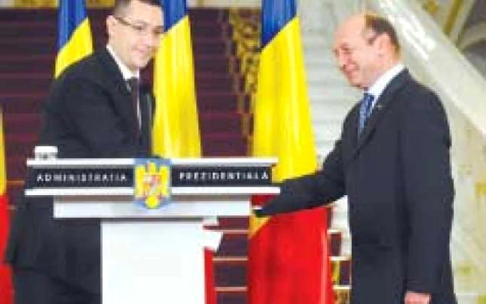 Mai 2012: Preşedintele îi dă lui Victor Ponta pe mână ce s-a jurat să nu-i dea niciodată: Guvernul
