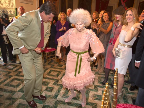 Cayetano Martínez de Irujo cu mama Ducesa de Alba și cu Genoveva Casanova, Getty