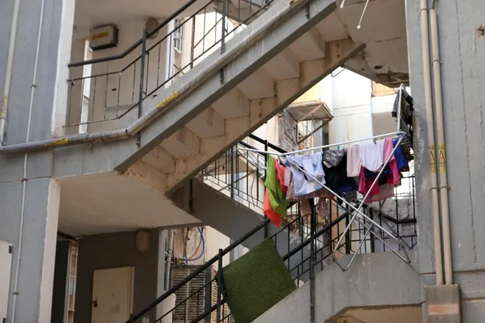 Uscarea rufelor în scara blocului este interzisă / foto: Freepik