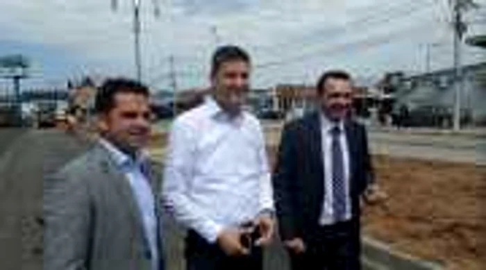 Primăria Târgovişte a turnat asfalt în parcarea de la Piaţa 1 Mai